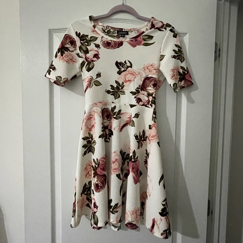 Beautiful semi formal floral dress!